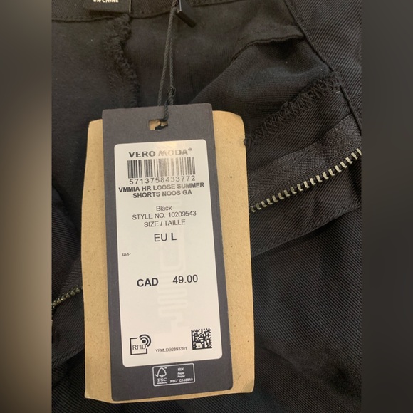 Vero Moda High waisted, paper bag shorts, Ladies size L. - Picture 6 of 8